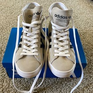 Adidas Courtvantage High Tops size 6.5 in Beige